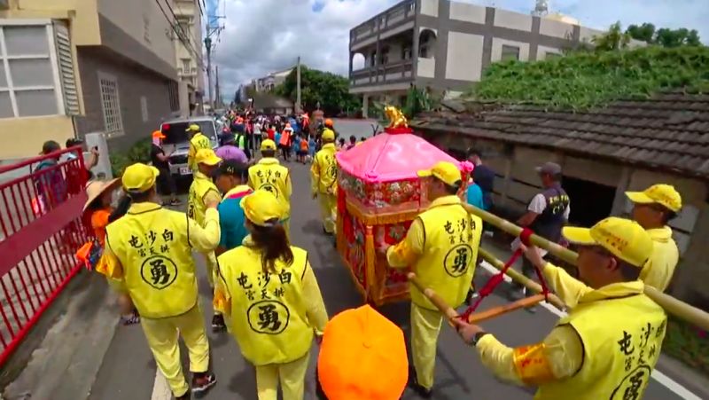 ▲媽祖跟著小朋友走回幼兒園。(圖/翻攝自白沙屯媽祖網路電視台)