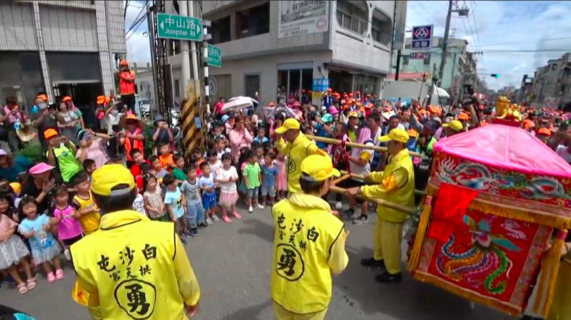 ▲兩位媽祖停下為宏祐幼兒園的小朋友賜福。（圖／翻攝自白沙屯媽祖網路電視台）