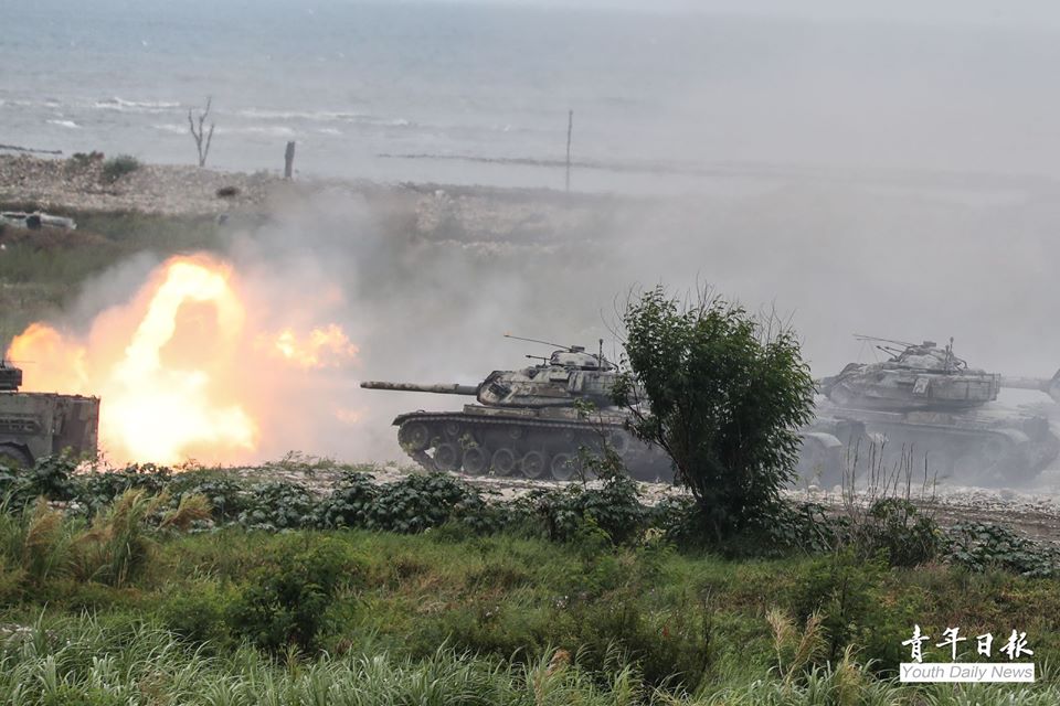 ▲漢光36號演習9日在台中甲南海灘舉行「三軍聯合反登陸作戰實彈操演」預演，M60A3戰車實彈射擊。（圖／翻攝自青年日報臉書）