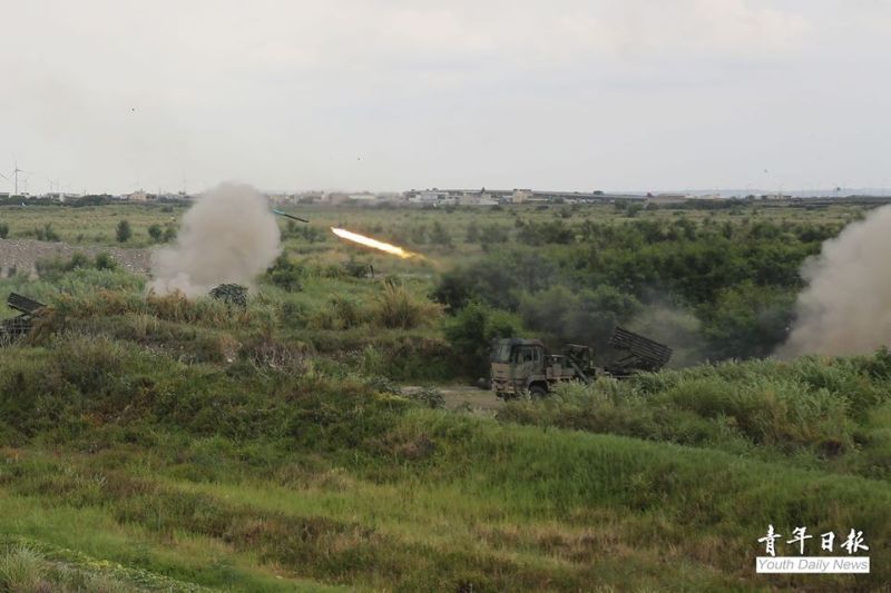 ▲▲漢光演習在台中甲南海灘舉行「三軍聯合反登陸作戰實彈操演」預演，雷霆2000多管火箭系統射擊。（圖／翻攝自青年日報臉書）