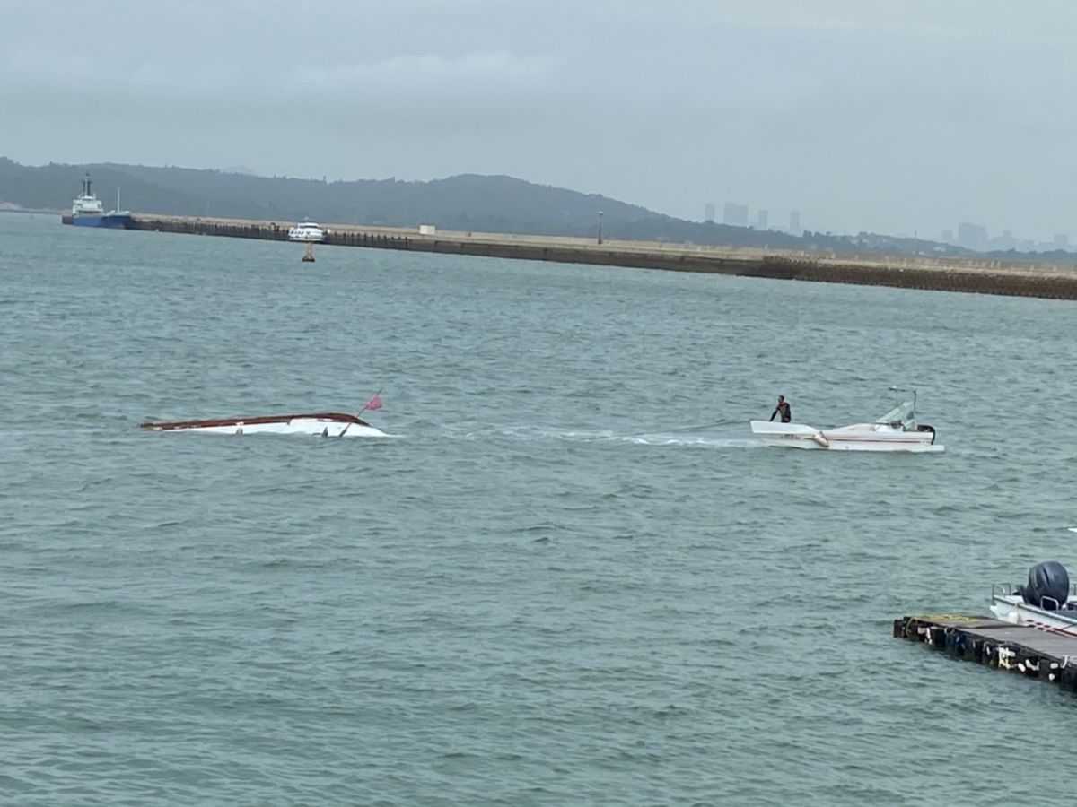▲疑似湧浪太大，后豐港驚傳有漁船翻覆。(圖/ 金門岸巡隊提供)