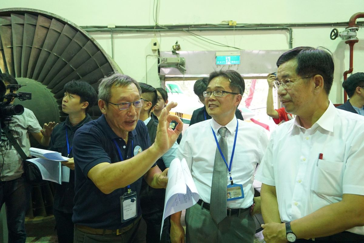 ▲參觀虎尾科大航空訓練中心並了解學生之上課及實習過程。（圖／虎科大提供）