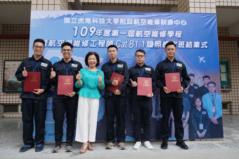 ▲技職司楊玉惠司長親自將結業證書頒予結業同學,並讚賞學生的努力。(圖/虎科大提供)