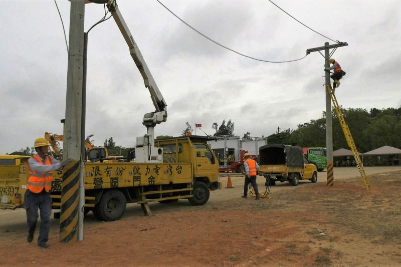 ▲模擬颱風過後，台電緊急搶修受損電路。(圖/記者蔡若喬攝)