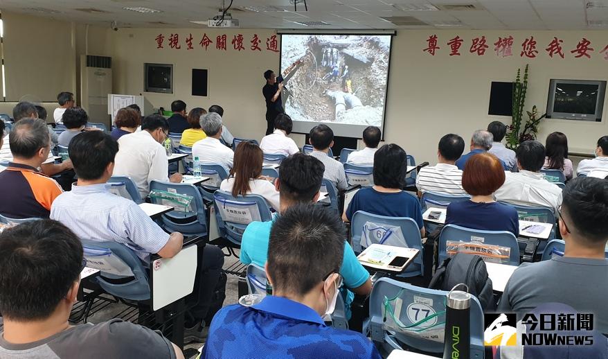 ▲西濱南工處落實工程人員專業、品格與誠信等行為規範，對司法與工程實務進行專題演講。（圖／西濱南工處提供）