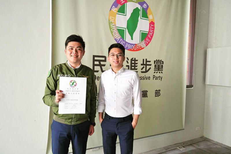 ▲新竹市議員陳建名(左)和劉康彥(右)組成「建康男孩」,曾一起擔任民進黨發言人。(圖/翻攝陳建名臉書粉絲專頁)