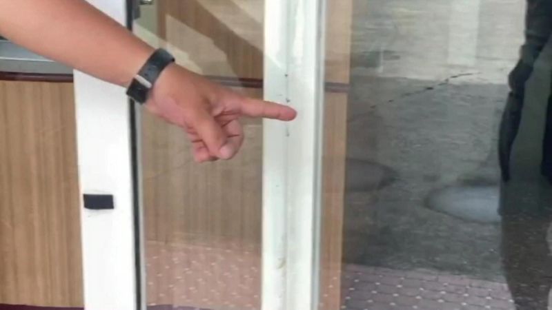 ▲少年不知何故持斧頭砍擊大城分駐所大門。(圖/記者陳雅芳翻攝,2020.07.09)