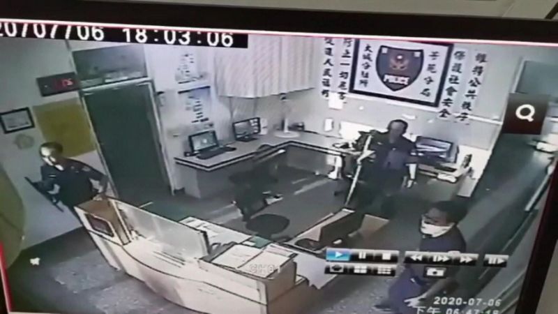 ▲值班員按下區域聯防按鈕請求支援,所長林俊良率員警分持警棍和盾牌上前制止。(圖/記者陳雅芳翻攝,2020.07.09)