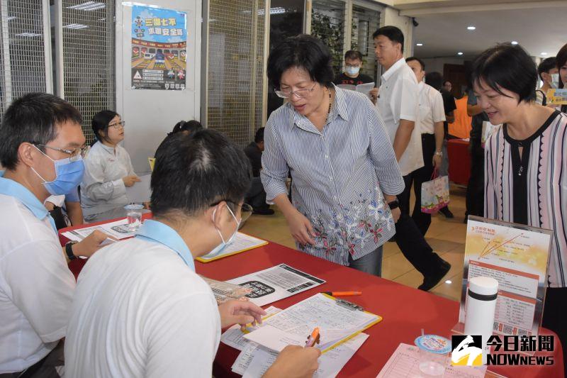 ▲彰化縣政府加碼辦理「就業啟航‧職達未來」聯合徵才活動,縣長王惠美現身為求職者加油打氣。(圖/記者陳雅芳攝,2020.07.09)