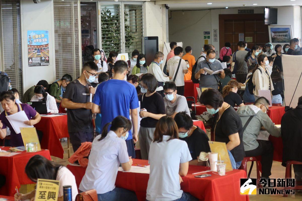 ▲畢業季來臨，薪資是不少求職者在乎的關鍵，不過有經理人分享，員工培訓、企業裡的人脈、經理人言行一致等對職涯發展都至關重要。（示意圖／NOWnews資料照）