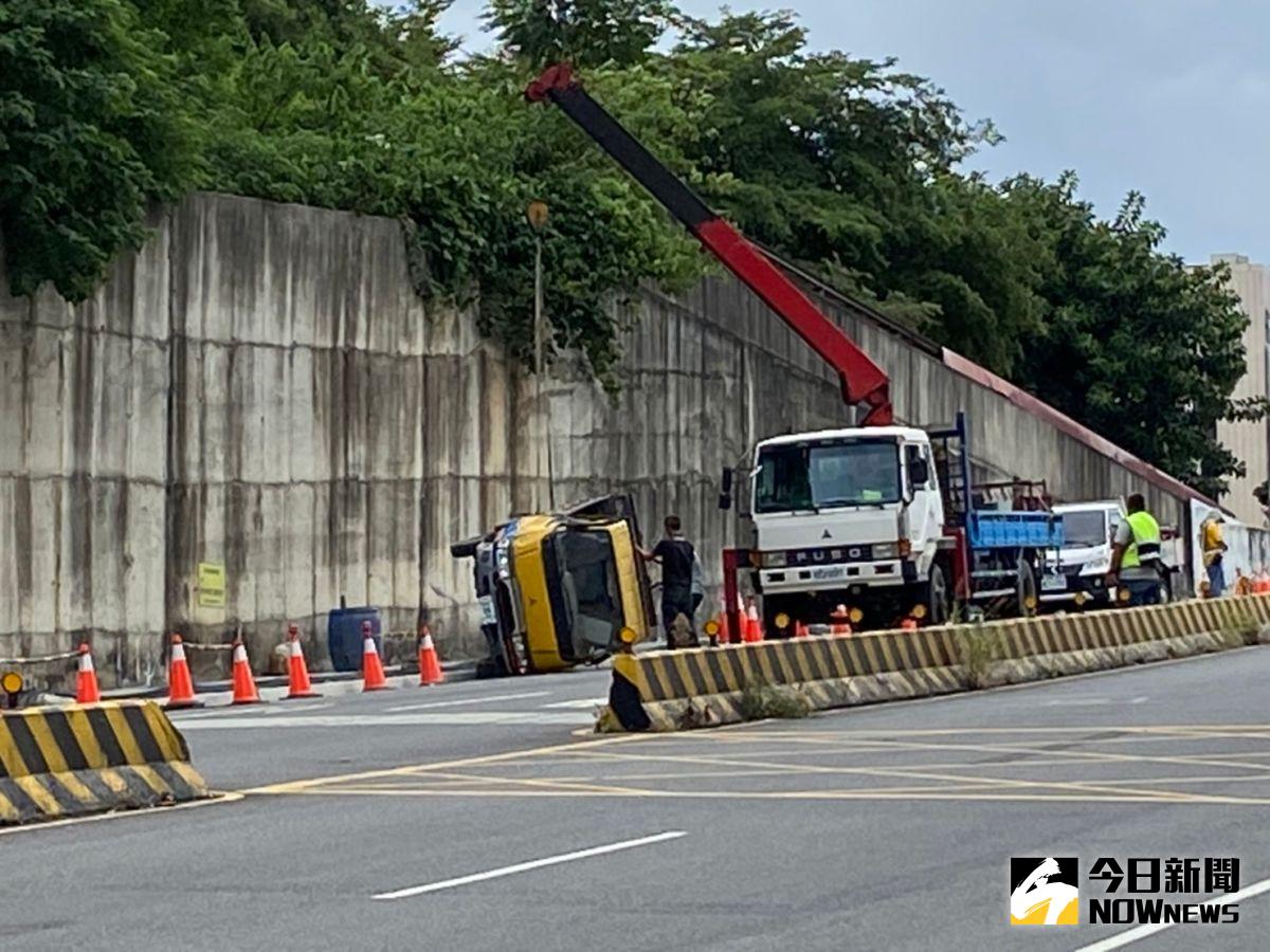 ▲彰化市中興路人本城區人行道工程，發生重約3.5噸的工程車，從彰商側門中興路上坡處失控滑落，工人被撞向地磚旁空地，意外場面相當驚險。（圖／記者陳雅芳攝，2020.07.09）