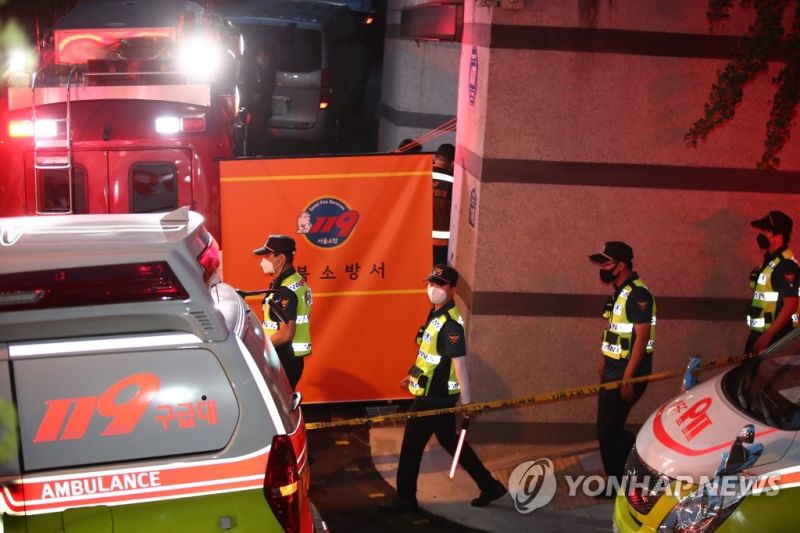 ▲韓國警方進行夜間搜索。（圖／翻攝自《韓聯社》）