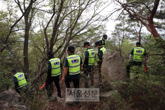 ▲韓國警方在首爾北洞進行搜索。（圖／翻攝自《首爾新聞》）