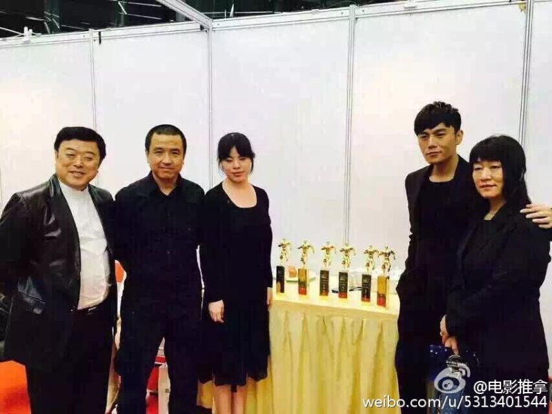 ▲婁燁導演(左二)感嘆看電影變麻煩。(圖/《推拿》微博)