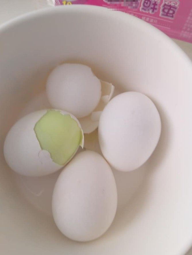 ▲有網友 PO 出蛋白呈現「螢光黃色」的水煮蛋。（圖／翻攝自臉書社團「爆怨公社」）