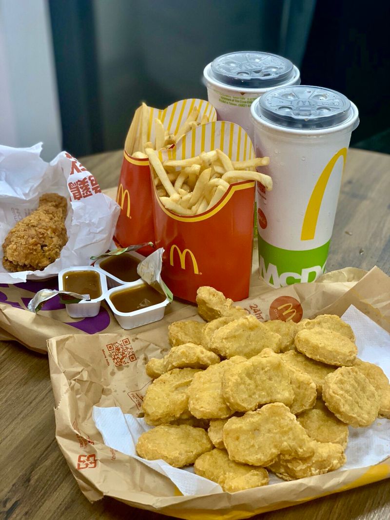▲速食店業者推出深夜時段優惠,單一餐組最高現省63元。(圖/翻攝自網路)