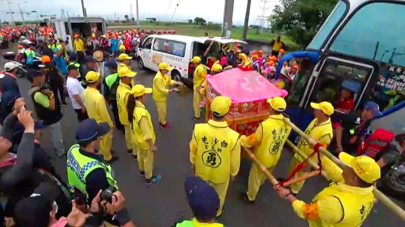 ▲信徒身體不適,媽祖全程守護。(圖/白沙屯媽祖網路電視台)