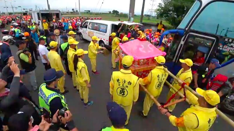 ▲信徒身體不適，媽祖全程守護。（圖／白沙屯媽祖網路電視台）