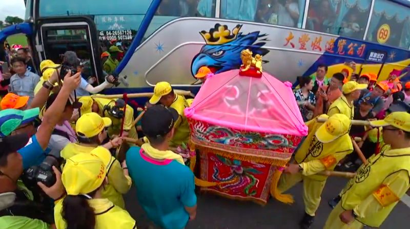 ▲兩位媽祖停下腳步為信眾加持。(圖/翻攝自白沙屯媽祖網路電視台)