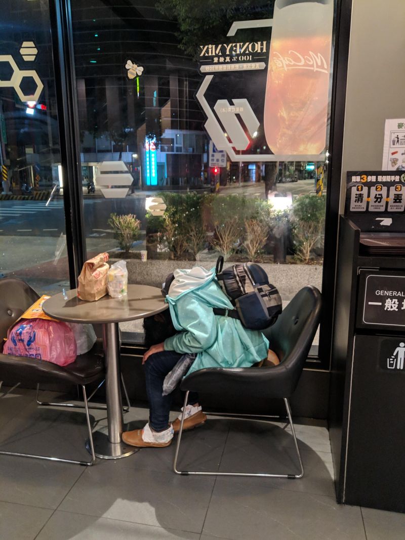 ▲網友發現,該名顧客將頭折到桌子下方睡覺。(圖/翻攝爆廢公社公開版臉書)