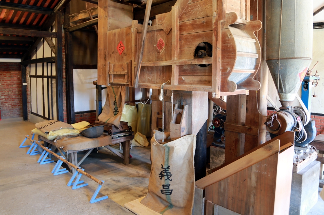 ▲歷史建築「義昌碾米廠」裡，二層樓高的檜木碾米機將重新啟動，老碾米廠風華再現。（圖／台南市政府提供）