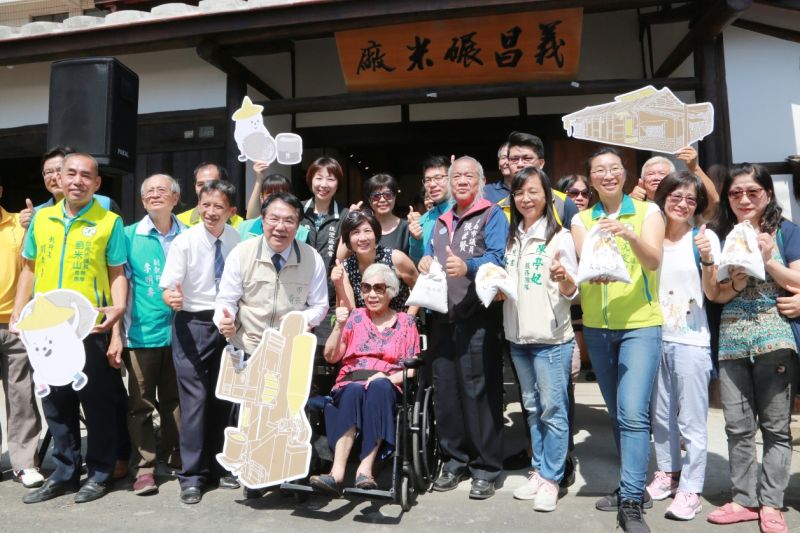 ▲台南市長黃偉哲主持「入厝」儀式,為新生的義昌碾米廠揭牌。(圖/台南市政府提供)