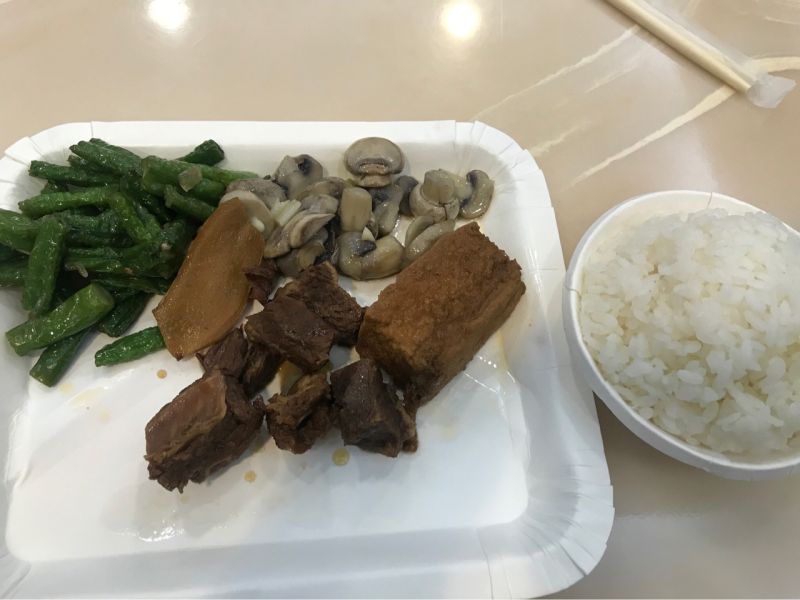 ▲網友分享自己所夾的自助餐菜色及價格。(圖/翻攝
