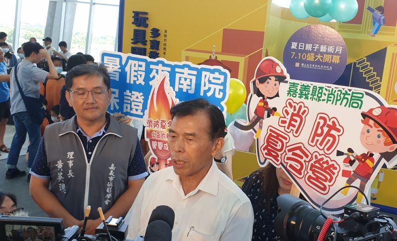 ▲嘉義縣消防局長呂清海說明夏令營活動。(圖/嘉義縣消防局提供)
