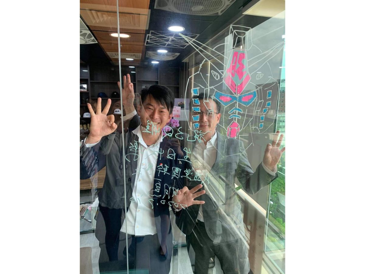 ▲民進黨立委鄭運鵬（右）手繪3Q鋼彈，祝台灣基進立委陳柏惟生日快樂。（圖／翻攝鄭運鵬臉書）