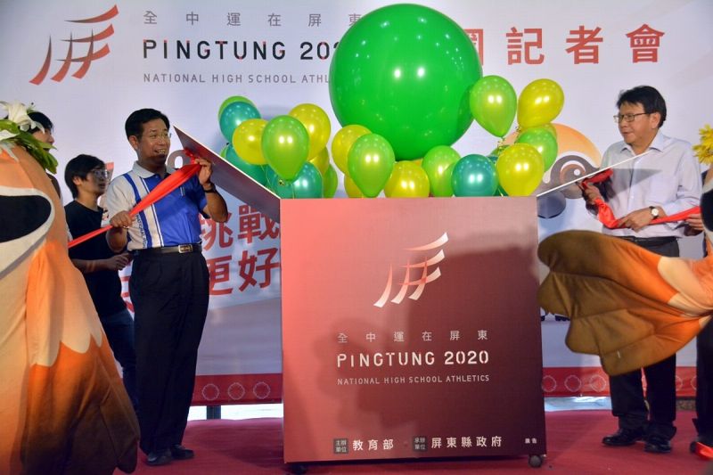 ▲教育部長潘文忠與縣長潘孟安10日在全國記者會,共同打開大禮盒讓氣球代表權中運開跑.。(圖/屏東縣政府提供