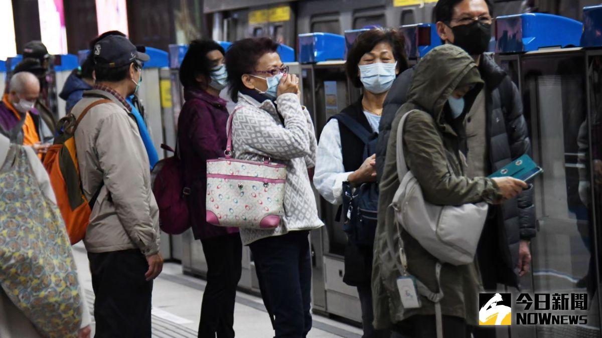 ▲台北捷運公司提醒，紙本三倍券無法直接購買 1,280 元公共運輸定期票，必須綁定數位三倍券的電子票證或悠遊付才可購買。（圖／NOWnews資料圖片）