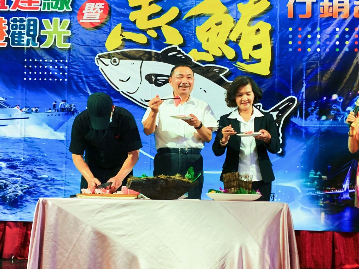 ▲新北市長侯友宜與宜蘭縣長林姿妙今（10）日出席「新宜連線漁港觀光」記者會，除了聯手推廣宜蘭在地黑鮪魚，更公開兩縣市漁港觀光行程。（圖／記者宋原彰攝，2020.07.10）