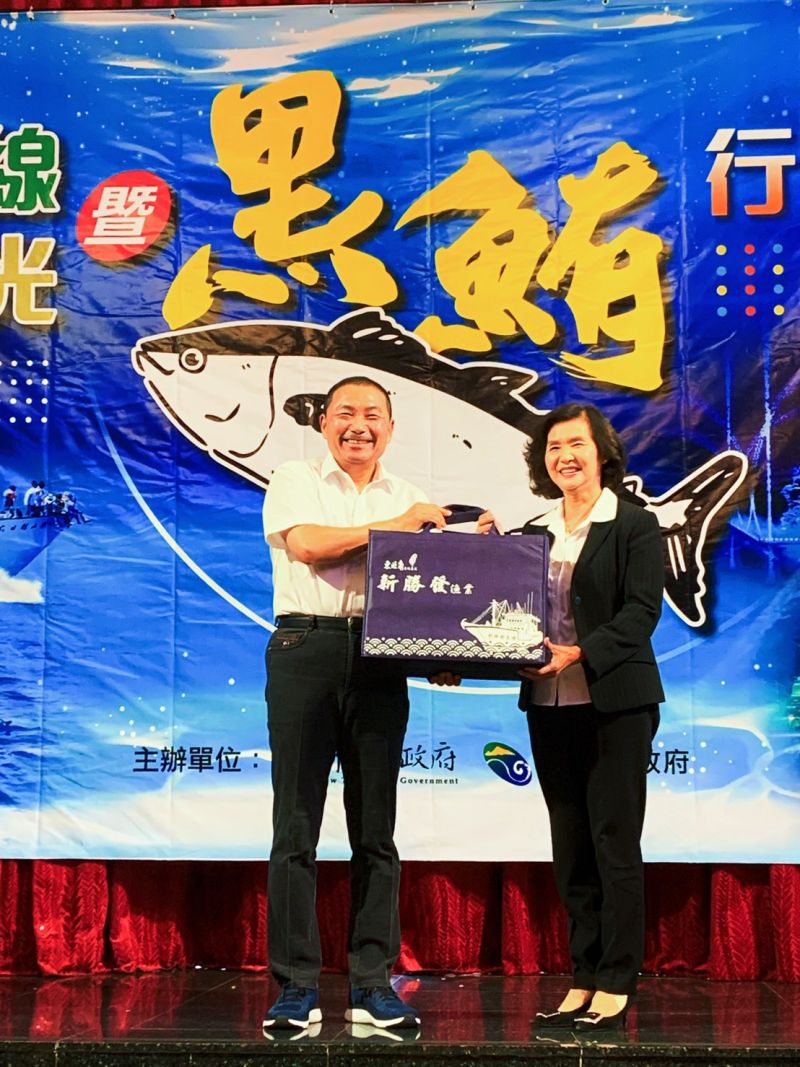 ▲新北市長侯友宜與宜蘭縣長林姿妙今(10)日出席「新宜連線漁港觀光」記者會,除了聯手推廣宜蘭在地黑鮪魚,更公開兩縣市漁港觀光行程。(圖/記者宋原彰攝,2020.07.10)