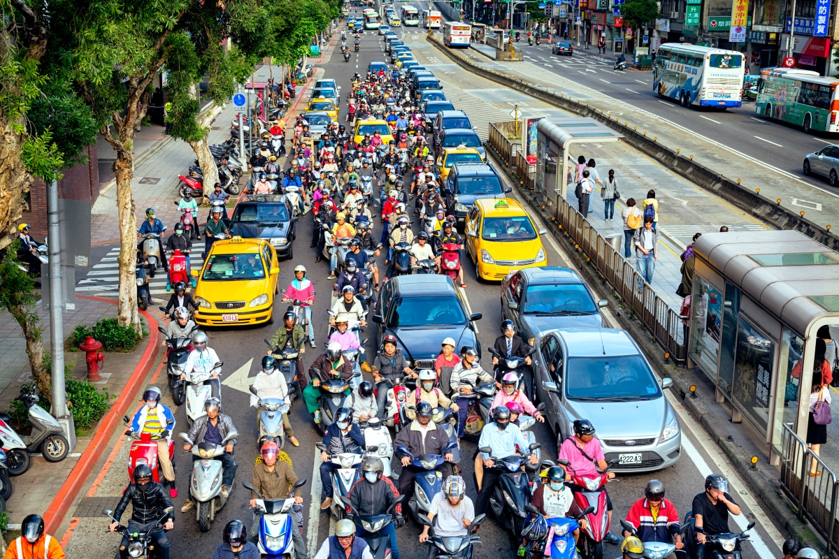 ▲現行一般燃油車的售價中，含有高達17％的貨物稅，儼然認定機車為奢侈品，明顯不合時宜。（圖／Shutterstock）