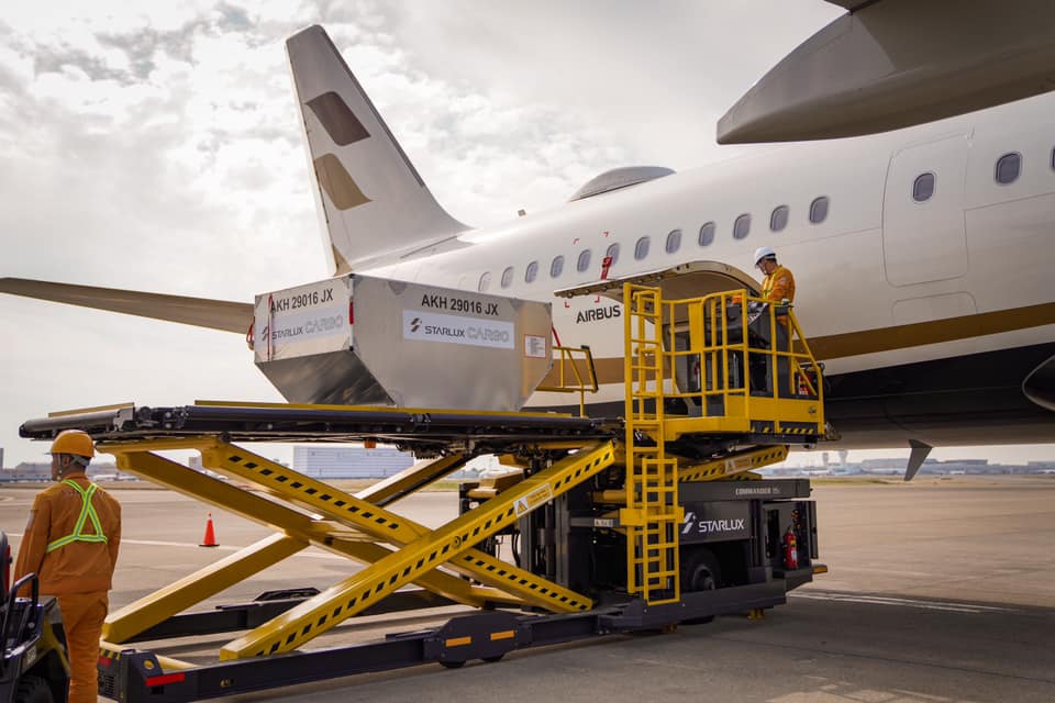 ▲首批台灣豬肉今（ 10 ）日正式出口，上午由星宇航空班機載運生鮮豬肉飛往澳門。（圖／星宇航空）