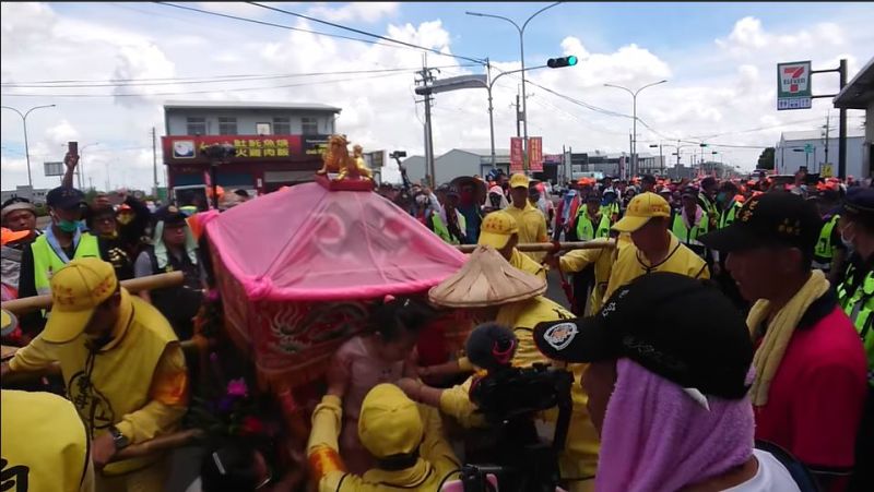 ▲媽祖婆為受病痛所苦的小妹妹加持。（圖／翻攝自白沙屯媽祖網路電視台）