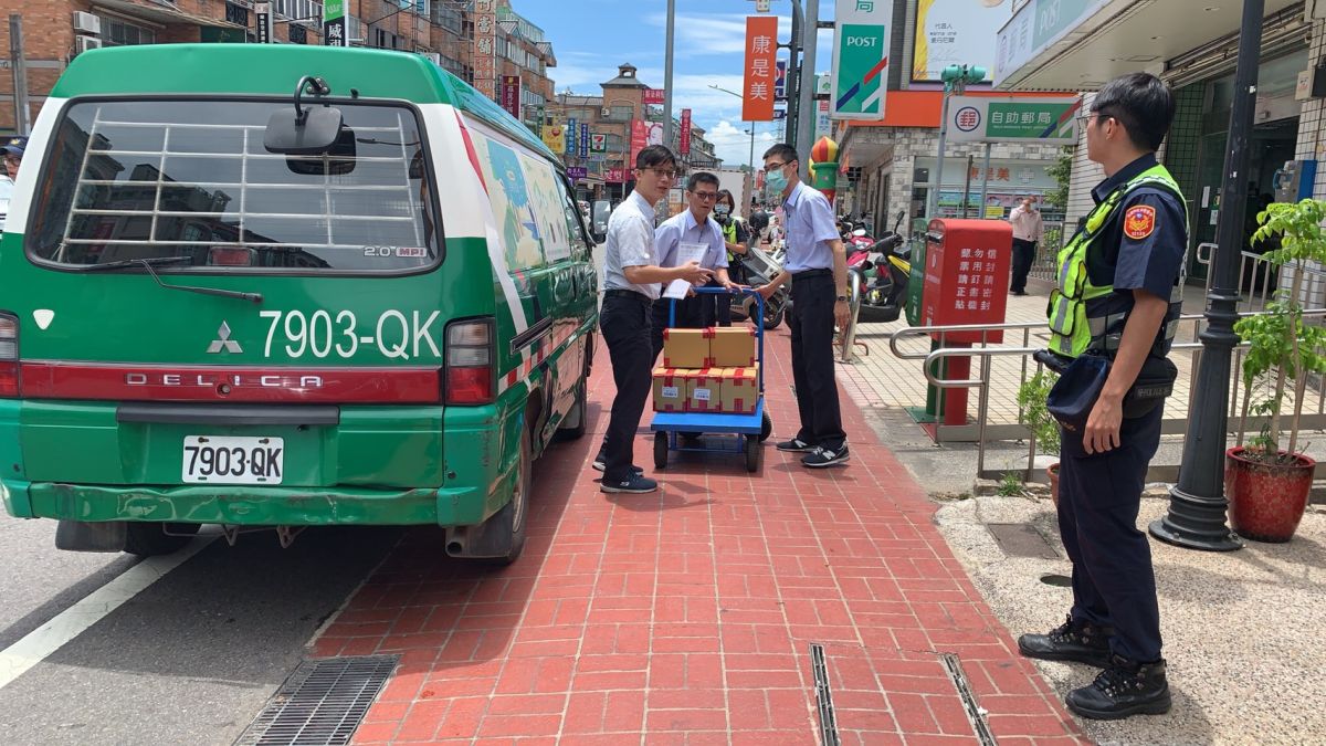 ▲為求護券任務滴水不漏，除了派遣前導及殿後警車護送，警方更是規劃層層警力荷槍實彈在各郵局門口嚴加戒備，並全程錄影蒐證。（圖／蘆竹分局提供）