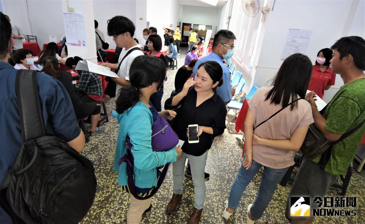 ▲活動會場並提供專業「職涯諮詢」，協助求職民眾釐清職涯方向。（圖／記者陳雅芳攝，2020.07.10）