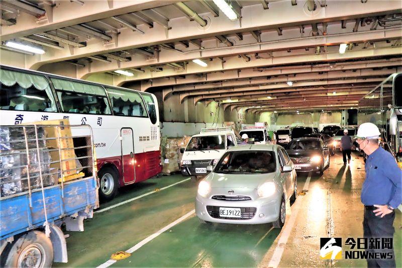 ▲澎湖目前為國內「類出國」旅遊最夯地區,臺華輪因可搭載車輛供旅客自行駕車無縫遨遊澎湖,加上遊覽車、自用車及貨車、貨物等運送需求高。(圖/記者張塵攝,2020.07.06)
