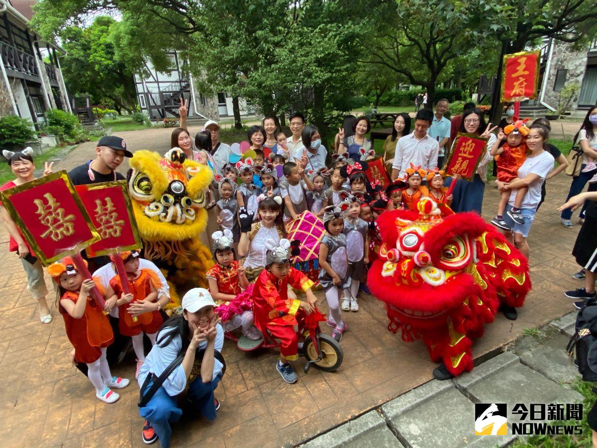 ▲明道大學附設幼兒園舉辦期末學習成果展，選定「老鼠娶新娘」為戲劇主題，搭配中式鑼鼓及舞獅，熱鬧呈現了傳統花轎扛嫁妝的迎娶儀式。（圖／記者陳雅芳攝，2020.07.10）