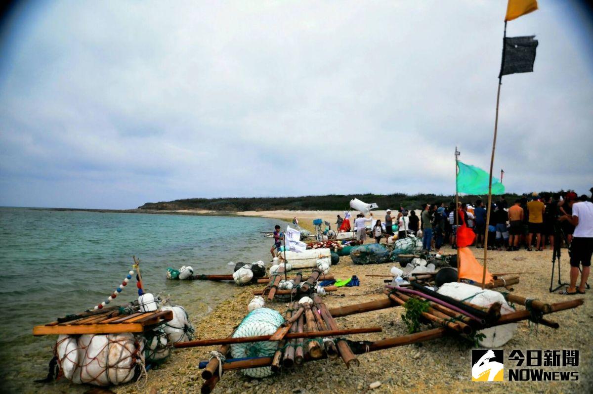 ▲馬公市公所將舉辦一場「環保海廢造筏-海上划行競賽」活動，不過民進黨議員陳慧玲表示，活動在鎖港淨灘後移師到嵵裡造筏，不僅將非屬該區域的海廢帶入其中，還怕干擾到綠蠵龜產卵的棲地，相當不妥。（圖／記者張塵攝，2020.07.10）