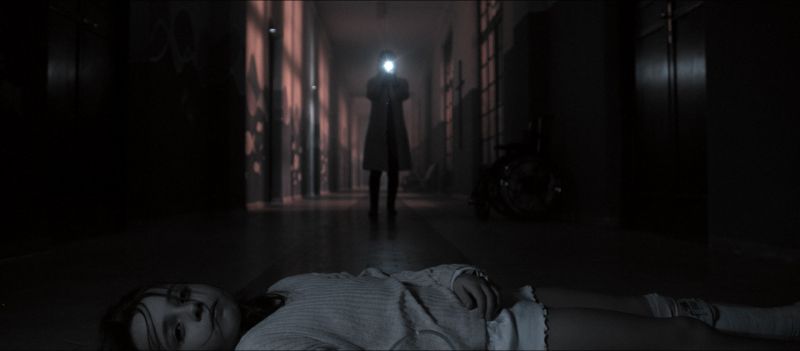 ▲值班女醫師在陰暗長廊,看見嘴角淌血的詭異女童。(圖/威視)