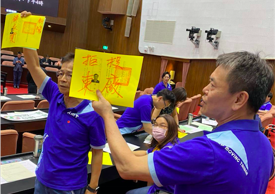 ▲國民黨立委在NCC人事案選票上寫字，杯葛議事。（圖／翻攝民進黨立委羅美玲臉書）