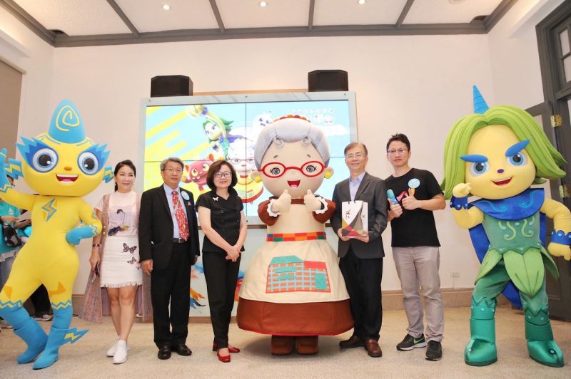 ▲公共電視陳郁秀董事長(左三)、臺南市美術館潘館長(左二)、李月娥副館)(左一),以及臺南市教育局王崑源副局長(右二)、哇哇科技公司執行長戴丞峰(右一)一同出席。(圖/公視提供)