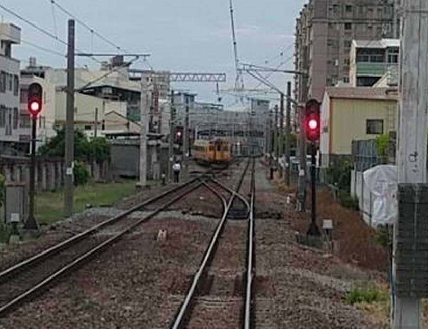 ▲台鐵140車次自強號列車，從彰化火車站發車發生出軌事件，包括機車頭與2節車廂傾斜且擋在軌道上，台鐵漏夜搶修。（圖/民眾提供）