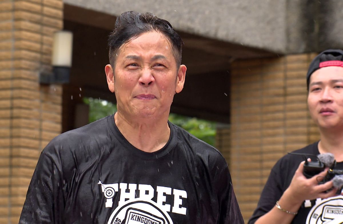 ▲徐乃麟遭到潑水攻擊。（圖／台視提供）