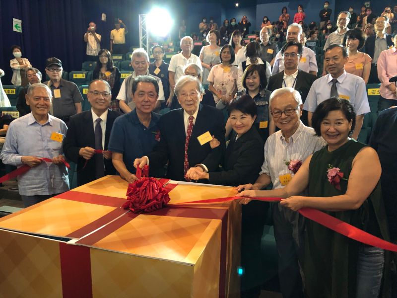 ▲▼眾人為李行導演(前排中)祝壽。(圖/海鵬)