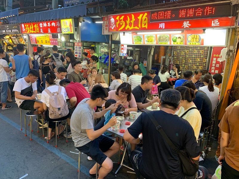 ▲不管晴天、下雨天,也不分平日假日,小小的店裡擠得水瀉不通。(圖/記者康子仁攝)