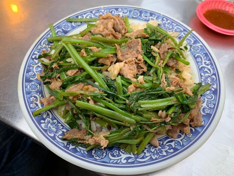 ▲沙茶羊肉飯也是一絕,羊肉搭配空心菜口感清脆,配上沙茶味恰到好處。(圖/記者康子仁攝)