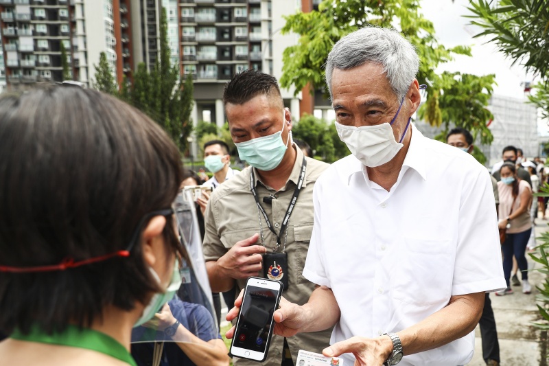 ▲新加坡淡馬錫基金會近期將發放免費口罩因應新型冠狀病毒（COVID-19）疫情。圖為新加坡總理李顯龍。（圖／美聯社／達志影像）